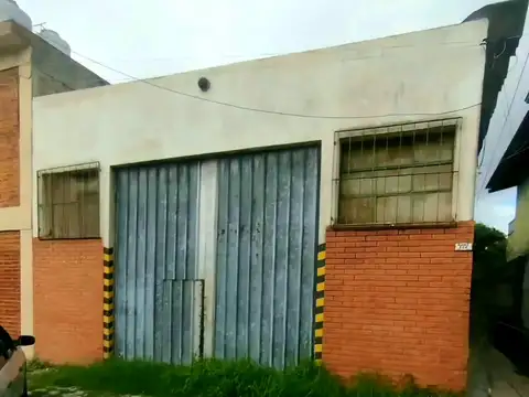 Galpon con casa sobre amplio lote