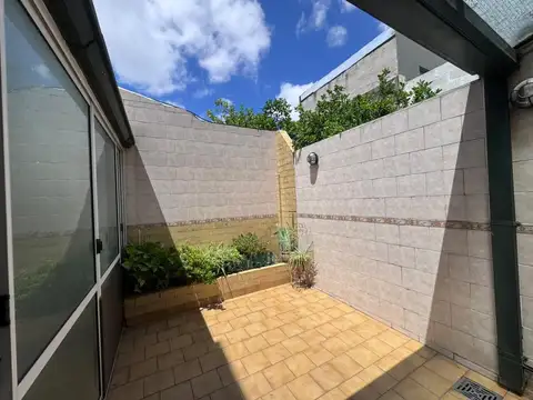 Casa 4 ambientes con patio y cochera – V. del Parq