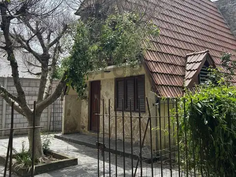 13 E/ 40 Y 41 - CASA EN VENTA VILLA DEL PLATA 2 DORMITORIOS sobre lote de 540 metros.