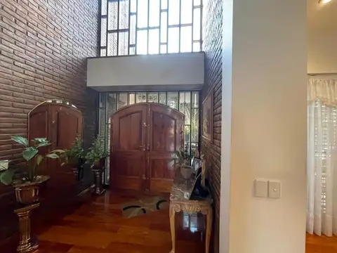 Casa 7 Ambientes con Dependencia, en Venta en Barrio Alemán - Martínez