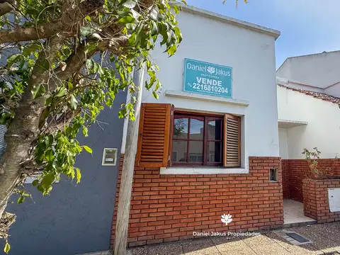 ¡Olvidate del departamento! Casa con Lote Propio y Jardín en Calle 529 e/ 6 y 7 - Sin Expensas