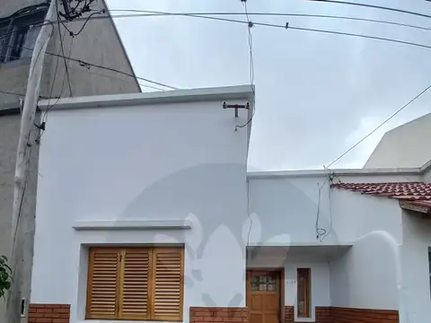 ¡Olvidate del departamento! Casa con Lote Propio y Jardín en Calle 529 e/ 6 y 7 - Sin Expensas