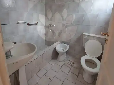 ¡Olvidate del departamento! Casa con Lote Propio y Jardín en Calle 529 e/ 6 y 7 - Sin Expensas