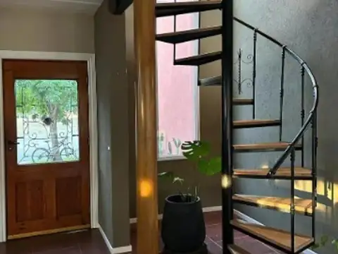 CASA EN VENTA BARRIO EL CAZAL - 5 AMBIENTES - PISCINA - JARDIN - GALERIA - APTO CREDITO Y PERMUTA !