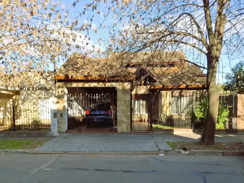 Venta Casa en Monte Grande con galeria y parque muy amplios