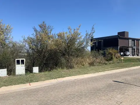 LOTE CENTRAL EN LA DESEADA 1100 m2 CON EXCELENTE VISTA
