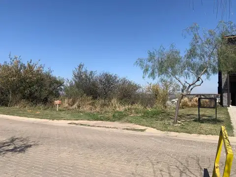 VENTA LOTE CENTRAL EN LA DESEADA 1100 m2 CON EXCELENTE VISTA