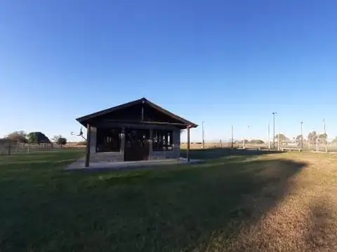 Local con 2 Canchas de Futbol 5