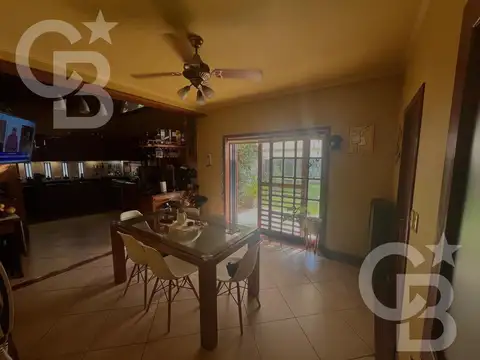 Venta Casa en Castelar de 5 ambientes con quincho y pileta
