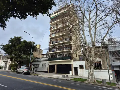 MUY CÓMODO DEPARTAMENTO DE DOS AMBIENTES LATERAL UNA CUADRA SUBTE PLAZA DE LOS VIORREYES