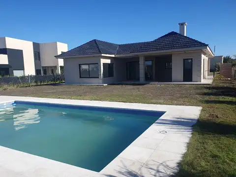 Casa en venta, 3 dormitorios en Barrio San Ramiro, Pilar del Este