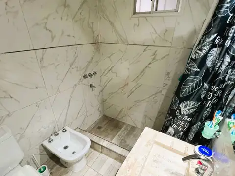 *CASA DE 6 AMB. EN 2 PLANTAS  *SOBRE LOTE DE 18 X 11 EN ESQUINA