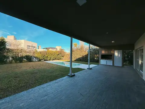 Casa en Venta con 4 cocheras