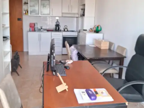 Floresta Amplio Monoambiente en L con Balcón Super Luminoso