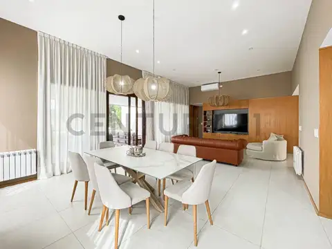 Casa a la venta de 3 dormitorios, pileta y solarium frente al Lago del Hoyo 2