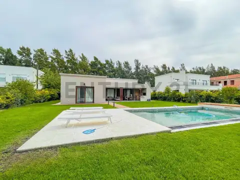 Casa en Venta con 6 cocheras