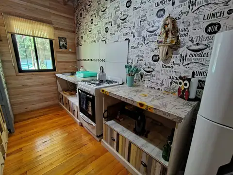 Cabaña, quincho y pileta sobre lote de 900 m2