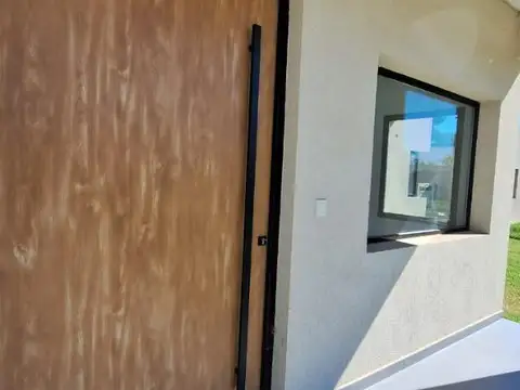 RBS. DIVINA CASA SOBRE LOTE INTERNO EN SANTA ELISA, PILAS DE