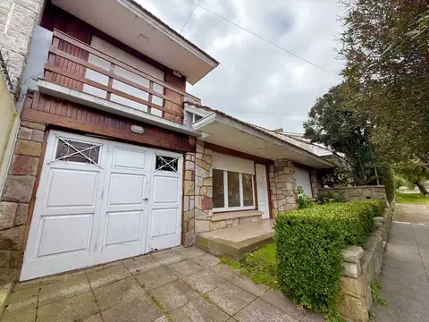 CASA EN ALQUILER 6 AMBIENTES - LOS TRONCOS