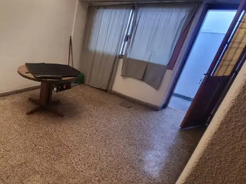 EN VENTA EN CASEROS TIPO CASA PLANTA BAJA DE 2 AMBIENTES CON PATIO - FICHA 10130