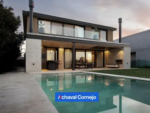Casa en alquiler con vista a la laguna en Barrio Barbarita - Nordelta.