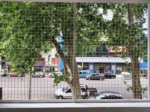 Muy buen 2 ambientes en excelente ubicación comercial