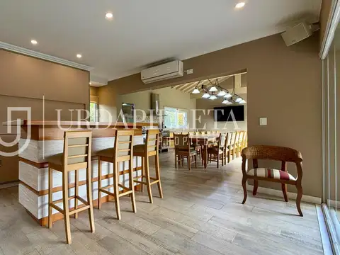 Casa 8 ambientes con 4 baños