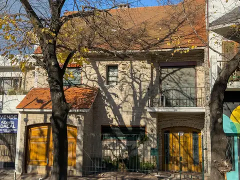 Casa 8 ambientes con 2 baños