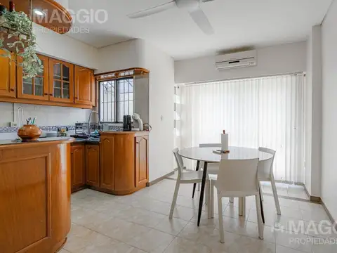 Casa en Venta con 3 cocheras