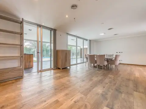 Casa en Alquiler con 5 cocheras