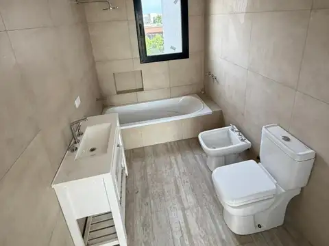 Casa 4 ambientes con 2 baños