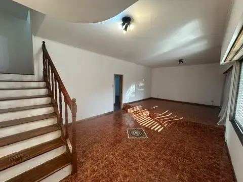 Casa 6 ambientes con 2 baños