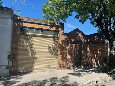 Casa 4 Ambientes en planta baja, con gran Patio y Local (actualmente garaje)