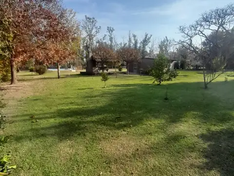 CASA CON AMPLISIMO TERRENO + PILETA