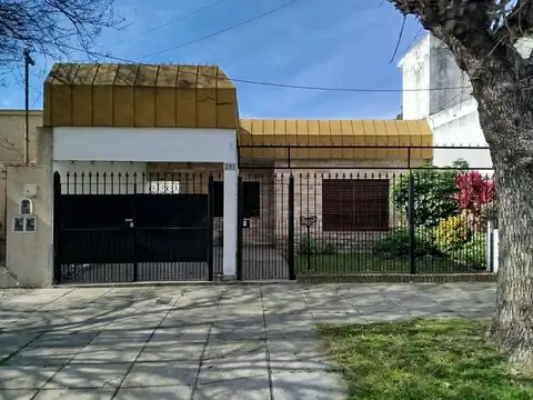 Oportunidad - Casa americana de 3 ambientes sobre lote de 8,66 x 51,74 mts