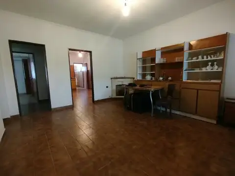 Oportunidad - Casa americana de 3 ambientes sobre lote de 8,66 x 51,74 mts