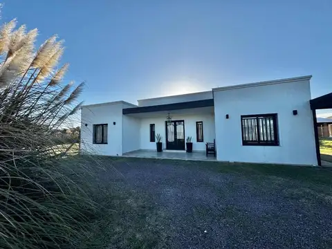CASA EN VENTA EN PERGAMINO CON PILETA