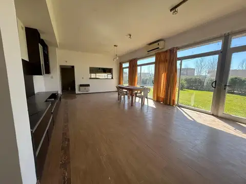 Casa de tres dormitorios en venta, pileta, cochera doble