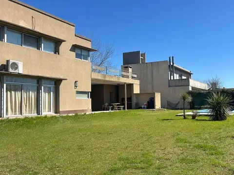 Casa de 4 dormitorios, pileta, parrillero, cochera doble