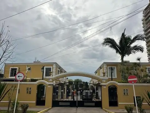 TRIPLEX 3 AMBIENTES CON COCHERA