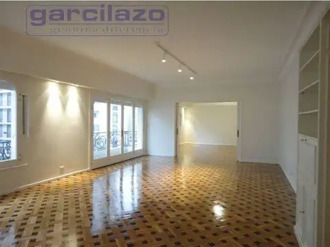 Piso en edificio francés de gran categoría. Vigilancia, cuatro dormitorios