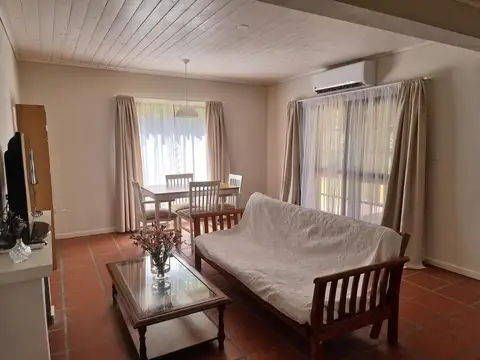 Impecable casa una planta en semicerrado.