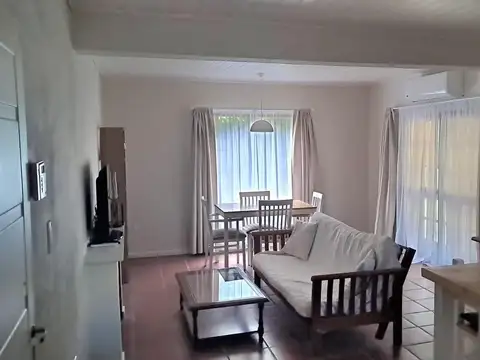 Impecable casa una planta en semicerrado