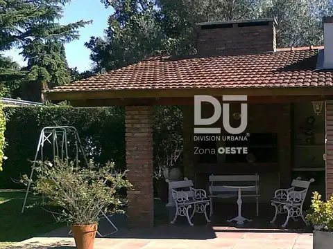 Quinta en Venta con 2 cocheras