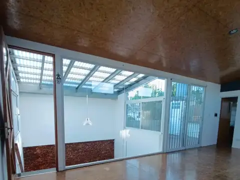 J.V. Gonzalez  al 900, casa pasillo 2 dormt, impecable, quincho, placares, aires, calefaccion