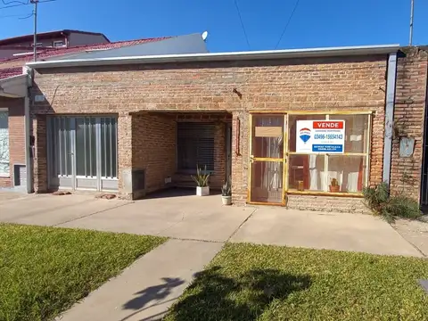 VENTA CASA CON AMPLIO TERRENO - HUMBOLDT.-