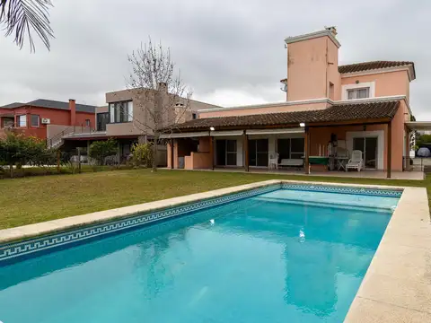 Casa en Venta con 2 cocheras