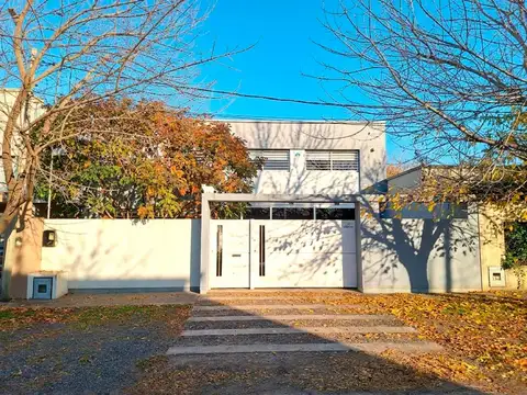 Casa en venta de tres dormitorios en Gonnet