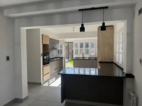 Casa 5 ambientes con 4 baños