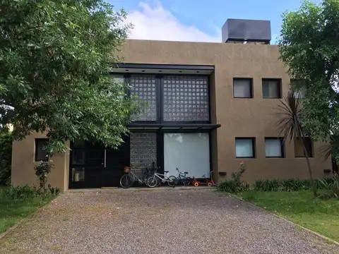 Casa a la venta de 3 dormitorios en Barrio Cerrado Los Sauces. Pilar
